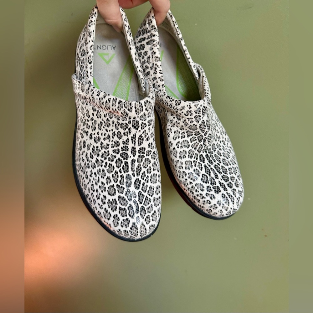 Align Clogs - Picture 2 of 4